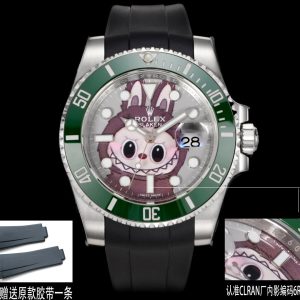 CLEAN➕出品，Rolex&Labubu劳力士Black联名款“拉布布”限量发行字面采用多色油彩表面加上搪瓷使字面更加光亮劳力士 ROLEX -粉色水鬼，40mm搭载一比一超级3135上海一体机芯，整表904L精钢 /搭配ar厂钢带，唯一做到指针夜光/字钉夜光 做到同色 秒针针轴锅盖实心中轴，因为都是第三方工厂加工+自购瑞士 c1+c3夜光粉 ，字钉ip白金电镀 6:陶瓷绿圈采用clean绿圈v4版本 颜色无限接近原装 clean陶瓷类配件 无需赘述 高品质象征 /谨防假clean圈 注意区分温润如玉夜光珠 不死白 采用clean陶瓷圈+夜光珠完美复刻 彻底解决世面上的大部分水鬼痛点，只为极致而生 精致推荐男士机械腕表