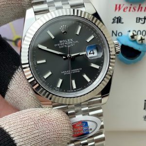 SC FACTORY Rolex Oyster Perpetual Datejust Series 41MM Features the latest 3235 integrated movement with 72-hour power reserve Constructed with stable and reliable core technology 904L stainless steel case High-definition sapphire crystal with 2.5x magnified mineral crystal, three-dimensional hands. Dial features embossed, clear, and curved printing with chamfered hour markers, ice-blue Swiss-imported super-luminescent coating.Both case and bracelet are crafted from 904L stainless steel (AR Factory). The bracelet offers interchangeable five-link and flat-link options. All components are manufactured by premium-grade factories, achieving perfect alignment with the genuine article. Accessories are fully interchangeable with authentic parts. Its clean, minimalist design suits both everyday and business settings! Meticulous polishing details ensure exquisite aesthetics, with flawless case integration and overall premium quality. We welcome connoisseurs to appreciate this masterpiece.