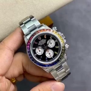 Crafted with utmost dedication to achieve the authentic Rolex Rainbow Daytona effect, this masterpiece was developed through substantial investment and meticulous engineering. Each of the three independent chronograph dials features a unique golden crystal effect, where mesmerizing reflections and vibrant hues showcase the crystal's exquisite structure. Every piece stands as a naturally formed work of art.The golden crystal chronograph subdials create a striking contrast against the black dial, harmonizing with the gemstone hues. Paired with diamond-set hour markers and gold hands, the entire dial radiates a dazzling brilliance, achieving an overwhelming aesthetic appeal that makes it truly irresistible.Rolex's most sought-after Cosmograph Daytona model features a case crafted from imported genuine 904L steel, matching the authentic material specification. The steel bracelet boasts a finely brushed finish, presenting a brighter, whiter, and more lustrous appearance while offering exceptional durability and scratch resistance.[Functionality] The movement retains its powerful chronograph capabilities, now paired with the new 4130 full-function chronograph movement. [Bezel] The newly crafted monobloc ceramic bezel mirrors the authentic manufacturing process, delivering deep, rounded engravings. [Details] The hour markers feature a mirror-polished finish with no rough edges, utilizing Swiss-imported high-intensity luminous paint.Hour and minute hands feature grooved-cut black lacquer filling—not ordinary printing—resulting in vastly superior texture. High-transparency sapphire crystal delivers exceptional mirror-like quality. 【Quality】Enhanced stability and oxidation resistance. Fitted with a natural rubber strap, molded from the original design. Identical material to the genuine article, noticeably softer and smoother texture, offering superior wrist comfort.