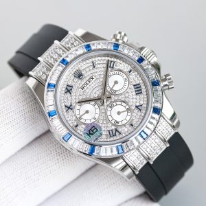 💎Rolex has been exceptional since its inception, embodying unparalleled craftsmanship. Let's enjoy its timeless appeal! [Gift] Daytona Pavé 116599 Starry Sky[666] 13mm model now available. The bezel features 60 trapezoidal diamonds and 12 sapphires known as the "Twelve Sapphires." The standout feature of this timepiece is undoubtedly the 12 exquisite square sapphires adorning the bezel, perfectly complementing the Roman numerals crafted from blue enamel on the dial. Together, they bestow an aura of noble elegance upon the watch.Detail ①: The chronograph sub-dial features a silver sunburst finish, adding a vivid finishing touch. Diamond indices precisely align with the bezel. Detail ②: Hands match the original design with anti-magnetic tube heads and engraved black lines, ensuring high recognizability.[666] Both sides of the crown are set with 24 dazzling diamonds: 6 on each side and 12 in the center, perfectly accentuating the dual-winged sparkle effect.④ The case back bears authentic steel stamps at all four corners: the dog head emblem, precious metal hallmark, 750 fineness mark, and Rolex logo. The central ring features a fine brushed finish. The low-profile, inverted trapezoidal case back ensures comfortable wear.⑤ The watch has a 40mm diameter and features Rolex's signature screw-down crown. ⑥ The clasp has been updated to the new push-button version. The [666] engraving on the back matches the genuine precious metal hallmark. The exquisitely printed clasp enhances the watch's sophistication, showcasing the watchmaker's meticulous attention to detail. [Fist] The ultimate choice for watch enthusiasts. [Gift]