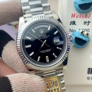 PPM Mods Weighted DD - Ceiling-Level 'Rolex DD Day-Date' PPM's replica redefines the weighted DD version, featuring genuine original molds for strap color, dial color, watch weight, and thickness. The strap incorporates ceramic tubes compatible with authentic models—this is not a compromised replica, but a comprehensive leap in materials and craftsmanship!Rejecting "market-grade knockoffs," every gram of weight (precise 209g-212g) and every millimeter of thickness fights for the dignity of the original. Bracelet: Authentic 3mm thickness Weight: Approx. 107g (non-extended) 🈚 Ceramic tube version ±1-2g.Case: Original thickness: 12.3mm (non-thickened) Weight: Original 3255: 102g; Optional 2836: ±1g. Full series total weight: 209g-212g. ⚠️"Excludes diamond-set models." Authentic thickness achieved through monolithic forging of high-density aerospace-grade military alloy, hardness rivaling 18K gold!Exclusive vacuum ion-plated gold technology delivers a luster infinitely close to 18K gold's signature warm texture, offering scratch resistance and durability. Precisely replicates every link's shape, thickness, and curvature of the genuine strap. Dial: Features original 3D ink, matching the top-tier dial craftsmanship of the factory. Sharp hands, full indices, and uniform luminescence.Movement options: Premium Edition 2836 or 3255 integrated movement (±72-hour power reserve) available for your selection!