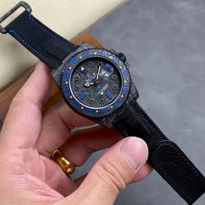 VS Rolex GMT-Master II, featuring a lightweight carbon fiber case with a rugged exterior. Powered by the 3186 movement in a 40mm case, each watch boasts a unique carbon fiber pattern. The carbon fiber grain surpasses all replicas on the market. All genuine components are interchangeable, offering exceptional versatility and value for money. Truly interchangeable with the original.