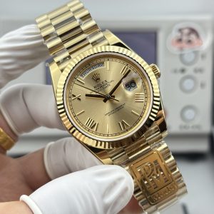 Alternative view of PPM Mods Weighted DD - Ceiling-Level 'Rolex DD Day-Date' PPM's replica redefines the weighted DD version with genuine molds replicating every detail: strap color, dial color, watch weight, and thickness. The strap incorporates ceramic tubes compatible with authentic models. This is not a compromised replica—it surpasses the original in both materials and craftsmanship!Rejecting "market-grade" imitations, every gram of weight (precise 209g-212g) and every millimeter of thickness fights for the dignity of the original. Bracelet: Authentic 3mm thickness Weight: Approx. 107g (non-extended) 🈚 Ceramic tube version ±1-2g.Case: Original thickness: 12.3mm (non-thickened) Weight: Original 3255: 102g; Optional 2836: ±1g. Full series total weight: 209g-212g. ⚠️"Excludes diamond bezel models." Authentic thickness achieved through monolithic forging of high-density aerospace-grade military alloy, hardness rivaling 18K gold!Exclusive vacuum ion-plated gold technology delivers a luster infinitely close to 18K gold's signature warm texture, offering scratch resistance and durability. Precisely replicates every link's shape, thickness, and curvature of the genuine strap. Dial: Features original 3D ink, matching the top-tier dial craftsmanship of the factory. Sharp hands, full hour markers, and uniform luminescence.Movement options: Premium Edition 2836 or 3255 integrated movement (±72-hour power reserve) available for your selection!