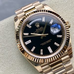 Alternative view of EW Factory's Latest Masterpiece: V2 Upgrade Edition Rolex Day-Date 40mm Ultimate Version Features the authentic 3255 automatic mechanical movement (228239 series), 40mm diameter, developed over 16 months! Molded 1:1 from the original. Key upgrades include: 1. Case diameter matches the 2019 latest 3255 series at 40mm.2. Bracelet end links match the genuine version, featuring a highly complex 5-piece assembly. Seamless interlocking design between bracelet and case.3. The crown base has been modified to feature two dots, matching the authentic design. 4. The clasp incorporates an internal spring, with font size and craftsmanship identical to the genuine article. 5. The case side includes an anti-counterfeiting QR code, matching the authentic version, and the caseback features a verification QR code. 6. The case number 228239 is engraved on the case where it meets the bracelet, matching the authentic model.7. The inner bezel engraves the serial number matching the warranty card, adhering to the authentic "one watch, one card, one code" principle (absolutely non-repeating). 8. Includes the full authentic accessory set (warranty card, manual, model barcode matching the genuine article). Complete packaging identical to the genuine product (the true authentic 1:1 Sunday Calendar model available on the market). EW's sincere creation—welcome all watch enthusiasts to appreciate!