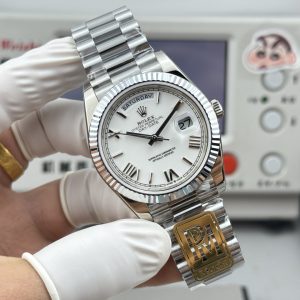 Alternative view of PPM Mods Weighted DD - Ceiling-Level 'Rolex DD Day-Date' PPM's replica redefines the weighted DD version, featuring genuine original molds for strap color, dial color, watch weight, and thickness. The strap incorporates ceramic tubes compatible with authentic models—this is not a compromised replica, but a comprehensive leap in materials and craftsmanship!Rejecting "market-grade" imitations, every gram of weight (precise 209g-212g) and every millimeter of thickness fights for the dignity of the original. Bracelet: Authentic 3mm thickness Weight: Approx. 107g (non-extended) 🈚 Ceramic tube version ±1-2g.Case: Original thickness: 12.3mm (non-thickened) Weight: Original 3255: 102g; Optional 2836: ±1g. Total weight across all models: 209g-212g. ⚠️"Excludes diamond-set models." Authentic thickness achieved through monolithic forging of high-density aerospace-grade military alloy, with hardness rivaling 18K gold!Exclusive vacuum ion-plated gold technology delivers a luster infinitely close to 18K gold's signature warm texture, offering scratch resistance and durability. Precisely replicates every link's shape, thickness, and curvature of the genuine strap. Dial: Features original-grade raised ink, matching the top-tier dial craftsmanship of the factory. Sharp hands, full hour markers, and uniform luminescence.Movement options: Premium Edition 2836 or 3255 integrated movement (±72-hour power reserve) available for your selection!