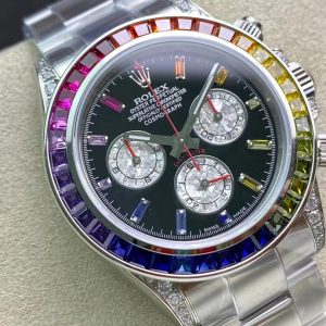Alternative view of Crafted with utmost dedication to achieve the authentic Rolex Rainbow Daytona effect, this masterpiece was developed through substantial investment and meticulous engineering. Each of the three independent chronograph subdials features a unique golden crystal special effect. The mesmerizing reflections and magnificent colors fully showcase the exquisite structure of the golden crystal, making every piece a naturally formed work of art.The golden crystal chronograph subdials create a striking contrast against the black dial, harmonizing with the gemstone hues. Paired with diamond-set hour markers and gold hands, the entire dial radiates a dazzling brilliance, achieving an overwhelming aesthetic appeal that makes it impossible to put down.Rolex's most sought-after Cosmograph Daytona model features a case crafted from imported genuine 904L steel, matching the authentic material specification. The steel bracelet boasts a finely brushed finish, presenting a brighter, whiter, and more lustrous appearance while offering exceptional durability and scratch resistance.[Functionality] The movement retains its powerful chronograph capabilities, now paired with the new 4130 full-function chronograph movement. [Bezel] The newly crafted monobloc ceramic bezel mirrors the authentic manufacturing process, delivering deep, rounded engravings. [Details] The hour markers feature a mirror-polished finish with no rough edges, utilizing Swiss-imported high-intensity luminous paint.Hour and minute hands feature grooved-cut black lacquer filling—not ordinary printing—resulting in vastly superior texture. High-transparency sapphire crystal delivers exceptional mirror-like quality. 【Quality】Enhanced stability and oxidation resistance. Fitted with a natural rubber strap, molded from the original design using identical materials to the authentic version. Noticeably softer and smoother texture ensures a more comfortable, snug fit on the wrist.