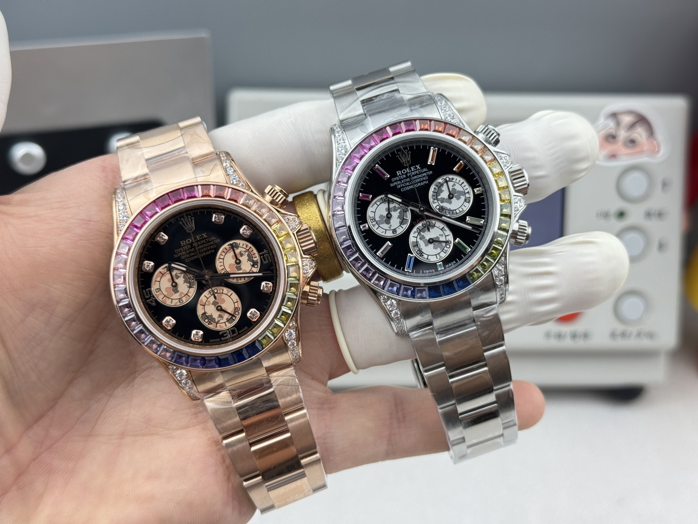『N+ Factory Daytona』"Rainbow Daytona🌈" Entry Level: Built-in Dandong 7750 movement (adjustable for forward/backward time setting). Rainbow Daytona thickness: 12.2mm! Perfect 1:1 replica molded from the original!!! Rolex Daytona Dimensions: 40mm × 12.2mm / Vintage 12.4mm Functions: Hours, Minutes, Seconds, Chronograph Display Movement: 7750 Integrated "Adjustable Chronograph" Power Reserve: 72 Hours Crystal:Super Crystal natural sapphire Dial: Original custom dial, high-quality material: 904L stainless steel case, original-match quick-release lugs, not small factory one-piece ordinary case Bracelet: AR factory steel bracelet, quality guaranteed Bezel: Dedicated ceramic bezel with platinum-plated film Luminous: Swiss luminous paint, ultra-strong night light Water Resistance: 100 meters 1.The thickness of the Daytona watch is 12.2mm for the latest 2024 model and 12.4mm for older versions. Other market versions use counterfeit 7750 movement plates, achieving reduced thickness by flattening the pin bar. This results in extremely poor stability and cannot match the authenticity of the genuine piece. 2. Integrated movement with engraved and electroplated fonts on the back for enhanced brightness. 3. Steel bracelet sourced from the original AR factory. Additionally, the clasp dimensions have been further optimized. 4. Case back now features enhanced polishing, brighter finish, and refined bezel curvature. 5. Hands upgraded by Buff Factory: all three small seconds hands and the large seconds hand are individually crafted with solid ferrules, featuring mushroom-shaped tips. 6. Ceramic bezel upgraded with platinum-plated lettering to prevent discoloration, featuring enhanced font thickness. 7. Dial matches the latest white version, crafted with Swiss ink and Korean ceramic polishing for a rich, pure milky white finish indistinguishable from the original. Eliminates the "dead white" discoloration common in previous market versions. 8. Each hour marker is individually CNC-machined and hand-polished at the edges. Luminescence uses Swiss phosphorescent powder matching the genuine product's color. The final effect delivers the closest market approximation to the original's luminous visual. 9. Features fully transparent sapphire crystal with no visible edges. N+ continues to deliver premium craftsmanship.