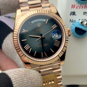 PPM Mods Weighted DD - Ceiling-Level 'Rolex DD Day-Date' PPM's replica redefines the weighted DD version, featuring genuine original molds for strap color, dial color, watch weight, and thickness. The strap incorporates ceramic tubes compatible with authentic models—this is not a compromised replica, but a comprehensive leap in materials and craftsmanship!Rejecting "market-grade" imitations, every gram of weight (precise 209g-212g) and every millimeter of thickness fights for the dignity of the original. Bracelet: Authentic 3mm thickness Weight: Approx. 107g (non-extended) 🈚 Ceramic tube version ±1-2g.Case: Original thickness: 12.3mm (non-thickened) Weight: Original 3255: 102g; Optional 2836: ±1g. Total weight across all models: 209g-212g. ⚠️"Excludes diamond-set models." Authentic thickness achieved through monolithic forging of high-density aerospace-grade military alloy, with hardness rivaling 18K gold!Exclusive vacuum ion-plated gold technology delivers a luster infinitely close to 18K gold's signature warm texture, offering scratch resistance and durability. Precisely replicates every link's shape, thickness, and curvature of the genuine bracelet. Dial: Features original three-dimensional ink, matching the top-tier dial craftsmanship of the factory. Sharp hands, full hour markers, and uniform luminescence.Movement options: Premium Edition 2836 or 3255 integrated movement (±72-hour power reserve) available for your selection!