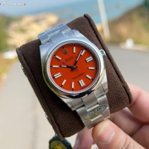 Alternative view of N+ Rolex Oyster Perpetual Series (All Colors & Sizes Available) 41mm/36mm/31mm Beveled edges with sharp corners and studs,Meticulously detailed. Movement: 41mm/36mm models feature the integrated 3230 movement (no calendar gap), while the 31mm model uses the 2232 integrated movement—both without calendar gaps. Dial colors match originals perfectly. Beveled indices meticulously polished. Dial employs industry-leading printing technology. Ultra-dimensional hands identical to originals, free of burrs. Choose from 9 authentic-color dials!Top-tier craftsmanship, exceptional quality. Our pursuit of detail is evident to all. The logo on the clasp represents a major breakthrough in craftsmanship. CNC engraved with precise shape and a glossy finish on the inner side.The luminous material uses genuine SL blue phosphorescent powder, which inherently carries its characteristic texture and speckles. Watch enthusiasts who've handled or seen such pieces will recognize this as a distinctive Rolex trait. Look for C Factory's latest timepiece ⌚️