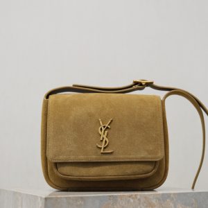 Gold Leaf Brushed Gold Buckle·Niki_baby Unisex Salt-Style Academic Shoulder Bag Suede exterior paired with lightweight, soft calfskin lining Understated luxury with versatile styling Commuter silhouette suitable for both casual and sophisticated looks Signature logo design for minimalist appeal Effortlessly stylish whether worn crossbody or over the shoulder A timeless piece worth adding to your collection👣 Model No.: 633151-1 Dimensions: 22×16.5×12cm633151-1 Dimensions: 22×16.5×12cm