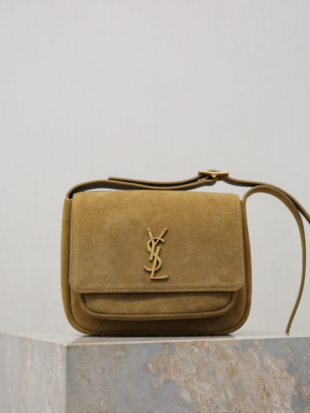 Gold Leaf Brushed Gold Buckle·Niki_baby Unisex Salt-Style Academic Shoulder Bag Suede exterior paired with lightweight, soft calfskin lining Understated luxury with versatile styling Commuter silhouette suitable for both casual and sophisticated looks Signature logo design for minimalist appeal Effortlessly stylish whether worn crossbody or over the shoulder A timeless piece worth adding to your collection👣 Model No.: 633151-1 Dimensions: 22×16.5×12cm633151-1 Dimensions: 22×16.5×12cm