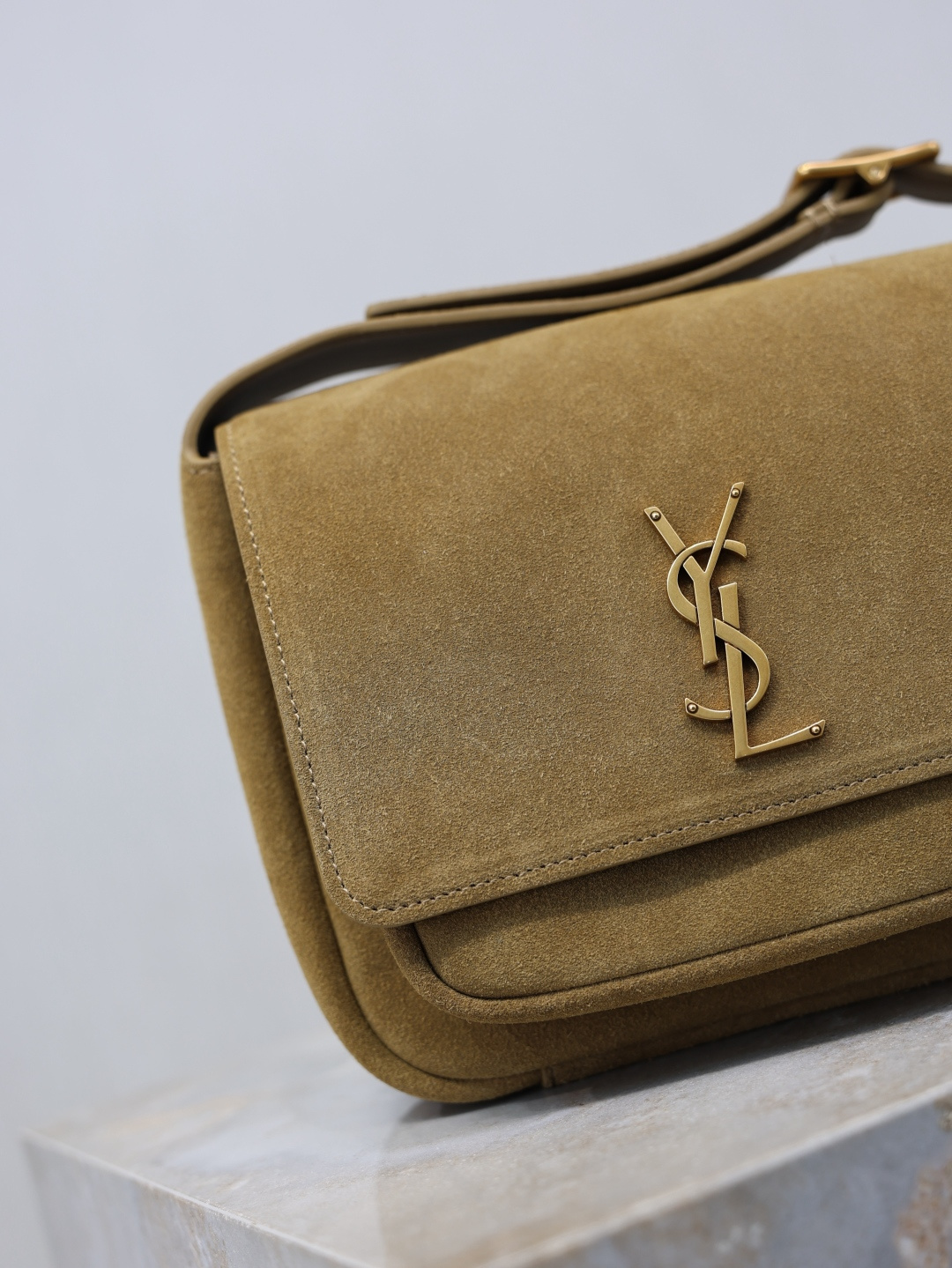 Gold Leaf Brushed Gold Buckle·Niki_baby Unisex Salt-Style Academic Shoulder Bag Suede exterior paired with lightweight, soft calfskin lining Understated luxury with versatile styling Commuter silhouette suitable for both casual and sophisticated looks Signature logo design for minimalist appeal Effortlessly stylish whether worn crossbody or over the shoulder A timeless piece worth adding to your collection👣 Model No.: 633151-1 Dimensions: 22×16.5×12cm633151-1 Dimensions: 22×16.5×12cm - Image 4