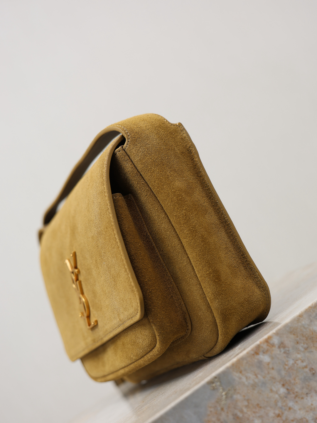 Gold Leaf Brushed Gold Buckle·Niki_baby Unisex Salt-Style Academic Shoulder Bag Suede exterior paired with lightweight, soft calfskin lining Understated luxury with versatile styling Commuter silhouette suitable for both casual and sophisticated looks Signature logo design for minimalist appeal Effortlessly stylish whether worn crossbody or over the shoulder A timeless piece worth adding to your collection👣 Model No.: 633151-1 Dimensions: 22×16.5×12cm633151-1 Dimensions: 22×16.5×12cm - Image 5