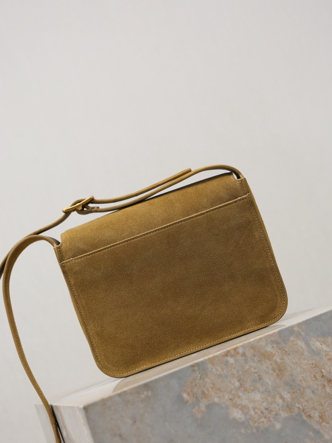 Gold Leaf Brushed Gold Buckle·Niki_baby Unisex Salt-Style Academic Shoulder Bag Suede exterior paired with lightweight, soft calfskin lining Understated luxury with versatile styling Commuter silhouette suitable for both casual and sophisticated looks Signature logo design for minimalist appeal Effortlessly stylish whether worn crossbody or over the shoulder A timeless piece worth adding to your collection👣 Model No.: 633151-1 Dimensions: 22×16.5×12cm633151-1 Dimensions: 22×16.5×12cm - Image 6