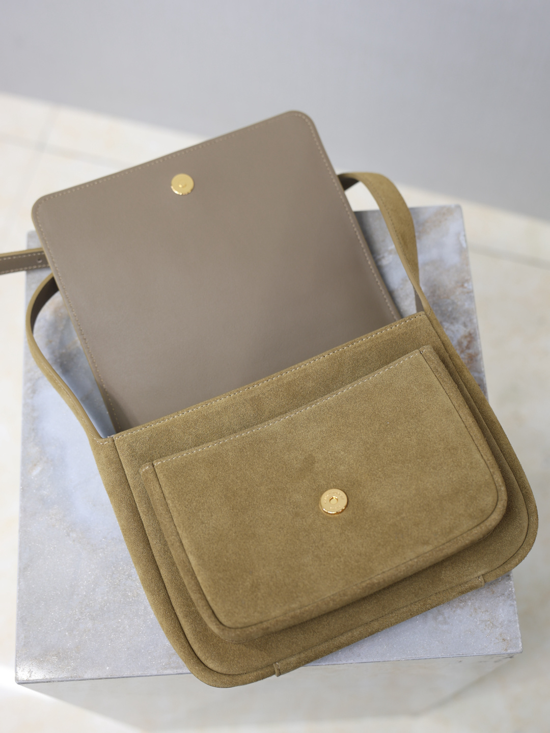 Gold Leaf Brushed Gold Buckle·Niki_baby Unisex Salt-Style Academic Shoulder Bag Suede exterior paired with lightweight, soft calfskin lining Understated luxury with versatile styling Commuter silhouette suitable for both casual and sophisticated looks Signature logo design for minimalist appeal Effortlessly stylish whether worn crossbody or over the shoulder A timeless piece worth adding to your collection👣 Model No.: 633151-1 Dimensions: 22×16.5×12cm633151-1 Dimensions: 22×16.5×12cm - Image 8