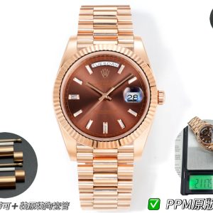 PPM Mods Weighted DD - Ceiling-Level 'Rolex DD Day-Date' PPM's replica redefines the weighted DD version, featuring genuine original molds for strap color, dial color, watch weight, and thickness. The strap incorporates ceramic tubes compatible with authentic models—this is no compromise replica, but a comprehensive leap in materials and craftsmanship!Rejecting "market-grade" imitations, every gram of weight (precise 209g-212g) and every millimeter of thickness fights for the dignity of the original. Bracelet: Authentic 3mm thickness Weight: Approx. 107g (non-extended) 🈚 Ceramic tube version ±1-2g.Case: Original thickness: 12.3mm (non-thickened) Weight: Original 3255: 102g; Optional 2836: ±1g. Full series total weight: 209g-212g. ⚠️"Excludes diamond-set models." Authentic thickness achieved through monolithic forging of high-density aerospace-grade military alloy, hardness rivaling 18K gold!Exclusive vacuum ion-plated gold technology delivers a luster infinitely close to 18K gold's signature warm texture, offering scratch resistance and durability. Precisely replicates every link's form, thickness, and curvature of the authentic bracelet. Dial: Features original-grade raised ink, matching the top-tier dial craftsmanship of the factory. Sharp hands, full indices, and uniform luminescence.Movement options: Premium Edition 2836 or 3255 integrated movement (±72-hour power reserve) available for your selection!