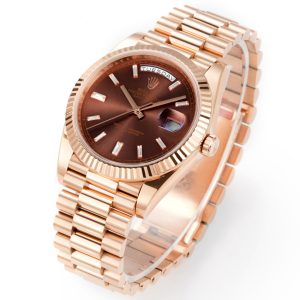 Alternative view of PPM Mods Weighted DD - Ceiling-Level 'Rolex DD Day-Date' PPM's replica redefines the weighted DD version, featuring genuine original molds for strap color, dial color, watch weight, and thickness. The strap incorporates ceramic tubes compatible with authentic models—this is no compromise replica, but a comprehensive leap in materials and craftsmanship!Rejecting "market-grade" imitations, every gram of weight (precise 209g-212g) and every millimeter of thickness fights for the dignity of the original. Bracelet: Authentic 3mm thickness Weight: Approx. 107g (non-extended) 🈚 Ceramic tube version ±1-2g.Case: Original thickness: 12.3mm (non-thickened) Weight: Original 3255: 102g; Optional 2836: ±1g. Full series total weight: 209g-212g. ⚠️"Excludes diamond-set models." Authentic thickness achieved through monolithic forging of high-density aerospace-grade military alloy, hardness rivaling 18K gold!Exclusive vacuum ion-plated gold technology delivers a luster infinitely close to 18K gold's signature warm texture, offering scratch resistance and durability. Precisely replicates every link's form, thickness, and curvature of the authentic bracelet. Dial: Features original-grade raised ink, matching the top-tier dial craftsmanship of the factory. Sharp hands, full indices, and uniform luminescence.Movement options: Premium Edition 2836 or 3255 integrated movement (±72-hour power reserve) available for your selection!