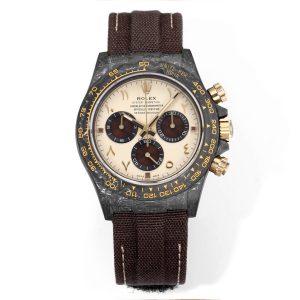 TW Factory (Updated Custom High-Intensity Luminous Case + Luminous Buckle) ROLEX Cosmograph Daytona Series Carbon Fiber Luminous Case Custom Edition. The watch is not only lightweight to wear but also features a robust exterior. Each timepiece boasts a unique carbon fiber pattern. 【Case】Dimensions 40x12.4mm perfectly match the original. TW Factory masterfully captures the distinctive essence of carbon fiber Rolex. Market-exclusive construction: entire case, bezel, and caseback crafted from high-composite carbon fiber infused with ultra-bright luminous powder. Meticulous hand-polished chamfers on every detail deliver exceptional texture.【Bracelet Clasp】The strap features a hand-woven synthetic fiber band, offering breathable comfort and a soft texture. 【Movement】Equipped with the latest precise and mature 4801 movement (matching the 4130 in functionality and thickness), it perfectly delivers powerful features—truly the king of value for money!!!