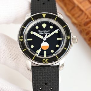 【KR Production】💍Blancpain Fifty Fathoms "Barracuda" Watch 1⃣️ Hailed by watch enthusiasts as the pinnacle of aesthetics within the Blancpain collection!The dial features a black base with layered aged red and beige hour markers. The domed sapphire crystal and rotating bezel shimmer like jade in sunlight.         2⃣️ The strap faithfully replicates the fabric-textured rubber band with a stainless steel pin buckle.Eschewing current trends for oversized cases, the Barracuda adopts a 40.3mm diameter with 300m water resistance. Powered by the 9015 movement modified to Cal. 1151, it delivers precise timekeeping. Every detail replicates the original 1:1 replica.3⃣️ Its size aligns closely with Rolex's Submariner series, making this case diameter more universally flattering. Notably, this watch boasts exceptionally potent luminescence, emitting a beautiful green glow. Watch enthusiasts often hail it as the most beautiful Barracuda. Feel free to share.