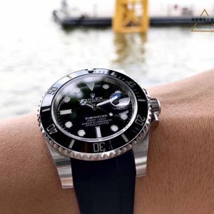 Someone asked me, "Besides selling watches... what else can you do?" I just had to laugh...To sell watches, you need to be able to: sing, drink, dance, use WeChat, communicate, be gentle, go crazy, be considerate, care, consult, read people, stay up late, get up early, take abuse, understand sacrifice, appreciate gratitude, enjoy entertainment, handle busyness, endure downtime, and know how to serve others. Anyone who's been in this business for a few years probably hasn't become a master yet, but they've already seen through the world. You think selling watches is easy?........