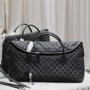 【Authentic】p1330 Black Silver Buckle_Brand New ES GIANT Quilted Leather Travel Bag Designed with the spirit of travel, this bag features an oversized silhouette with curved, relaxed lines. It comes with dual long handles and a detachable leather padlock case, crafted from premium calfskin with a semi-gloss finish. The brand's signature diamond quilting adorns both the exterior and interior.Its retro-chic, smooth curves blend understated elegance with modern flair, perfectly merging style and functionality. Are you tempted? 💗 Model: 736009 Dimensions: 56×50×19cm