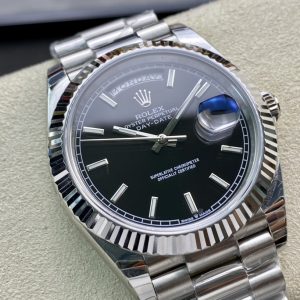 Alternative view of EW Factory's Latest Masterpiece: V2 Upgrade Edition Rolex Day-Date 40mm Ultimate Version Featuring the authentic 3255 automatic mechanical movement (228239 series), 40mm diameter, developed over 16 months! Molded 1:1 from the original. Key upgrades include: 1. Case diameter matches the 2019 latest 3255 series at 40mm.2. Bracelet end links match the genuine version, featuring a highly complex 5-piece assembly. Seamless interlocking between bracelet and case.3. The crown base has been modified to feature two dots, matching the authentic design. 4. The clasp incorporates an internal spring, with font size and craftsmanship identical to the genuine article. 5. The case side includes an anti-counterfeiting QR code, matching the authentic version, and the caseback features a verification QR code. 6. The case at the strap attachment point is engraved with the model number 228239, identical to the authentic version.7. The inner bezel engraves the serial number matching the warranty card, adhering to the genuine "one watch, one card, one code" policy (absolutely no duplication). 8. Includes the complete original accessory set (warranty card, instruction manual, model barcode matching the genuine item). Full packaging identical to the genuine product (the authentic 1:1 Sunday Calendar model available on the market). EW's sincere creation—welcome all watch enthusiasts to appreciate!