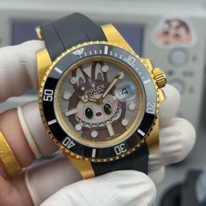 CLEAN➕出品，Rolex&Labubu劳力士Black联名款“拉布布”限量发行字面采用多色油彩表面加上搪瓷使字面更加光亮劳力士 ROLEX -粉色水鬼，40mm搭载一比一超级3135上海一体机芯，整表904L精钢 /搭配ar厂钢带，唯一做到指针夜光/字钉夜光 做到同色 秒针针轴锅盖实心中轴，因为都是第三方工厂加工+自购瑞士 c1+c3夜光粉 ，字钉ip白金电镀 6:陶瓷绿圈采用clean绿圈v4版本 颜色无限接近原装 clean陶瓷类配件 无需赘述 高品质象征 /谨防假clean圈 注意区分温润如玉夜光珠 不死白 采用clean陶瓷圈+夜光珠完美复刻 彻底解决世面上的大部分水鬼痛点，只为极致而生 精致推荐男士机械腕表
