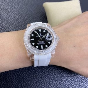 Alternative view of Phantomlab &Rolex联名力作水晶系列，结合优雅现代美学和精湛制表工艺。劳力士首次采用蓝宝石水晶工艺。表壳结构结合精心加工的蓝宝石水晶以层压式水晶工艺打造，具有出色的硬度和耐磨性，每一枚组件都由一块完整的蓝宝石水晶切割加工而成，质感纯净而通透。让每一款水晶劳力士都拥有一个富有深意的精神内核。