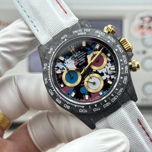 Alternative view of TW Factory ROLEX Cosmograph Daytona Carbon Fiber Custom Edition. This timepiece offers lightweight comfort while maintaining a robust exterior. Each watch features a uniquely patterned carbon fiber material. 【Case】 Dimensions of 40x12.4mm perfectly match the original. TW Factory masterfully crafts the distinctive character of carbon fiber Rolex watches.Exclusively in the market, the entire case, bezel, and caseback are crafted from high-composite carbon fiber and ultra-bright luminous powder. Details undergo hand-finished chamfering and polishing for exceptional texture. 【Bracelet Clasp】The strap features a hand-woven synthetic fiber band, offering breathable comfort and soft texture. 【Movement】Equipped with the latest precise and mature Shanghai 4130 movement, it perfectly delivers powerful functionality—the ultimate value for money!!!