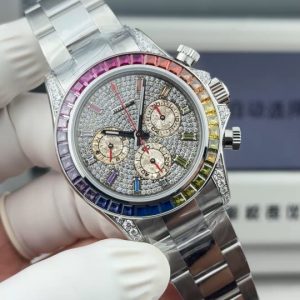 『N+ Factory Daytona』"Rainbow Daytona🌈" Entry Level: Built-in Dandong 7750 movement (adjustable for forward/backward time setting). Rainbow Daytona thickness: 12.2mm! Perfect 1:1 replica molded from the original!!! Rolex Daytona Dimensions: 40mm × 12.2mm / Vintage 12.4mm Functions: Hours, Minutes, Seconds, Chronograph Display Movement: 7750 Integrated Caliber "Can be modified for forward adjustment" Power Reserve: 72 hours Crystal:Super Crystal natural sapphire Dial: Original custom dial, high-quality material: 904L stainless steel case, original-match quick-release lugs, not small factory's ordinary monobloc case Bracelet: AR Factory steel bracelet, quality guaranteed Bezel: Dedicated ceramic bezel with platinum-plated coating Luminous: Swiss luminous paint, ultra-strong night visibility Water Resistance: 100 meters   1.The thickness of the Daytona watch is 12.2mm for the latest 2024 model and 12.4mm for older versions. Other market versions use counterfeit 7750 movement plates, achieving reduced thickness by flattening the pin bar. This results in extremely poor stability and cannot match the authenticity of the genuine product.    2. Integrated movement with engraved and electroplated fonts on the back for enhanced brightness.    3. Steel bracelet uses the original AR factory components. Additionally, the clasp has been upgraded with improved proportions and dimensions.    4. Case updates include a polished case back with enhanced size and rounded lug edges.    5. Hands upgraded by Buff Factory: all three small seconds hands and the large seconds hand are individually crafted with solid ferrules, featuring mushroom-shaped caps.    6. Ceramic bezel upgraded with platinum-plated lettering to prevent discoloration, featuring enhanced font thickness.    7. Dial matches the latest white version, crafted with Swiss ink and Korean ceramic polishing for a rich, pure milky white finish indistinguishable from the original. Eliminates the "dead white" discoloration common in previous market versions.    8. Each hour marker is individually CNC-machined and hand-polished at the edges. Luminescence uses Swiss phosphorescent powder matching the genuine product's color. The final effect delivers the closest market approximation to the original's luminous visual. 9. Features fully transparent sapphire crystal with no visible edges. N+ continues to deliver premium craftsmanship.