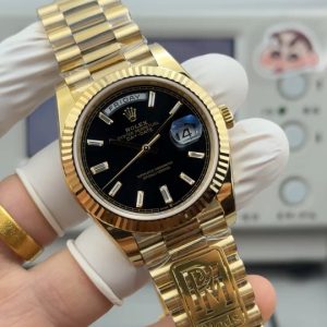 PPM Mods Weighted DD - Ceiling-Level 'Rolex DD Day-Date' PPM's replica redefines the weighted DD version, featuring genuine original molds for bracelet color, dial color, watch weight, and thickness. The bracelet incorporates ceramic tubes compatible with authentic models—this is not a compromised replica, but a comprehensive surpassing of materials and craftsmanship!Rejecting "market-grade imitations," every gram of weight (precise 209g-212g) and every millimeter of thickness fights for the dignity of the original. Bracelet: Authentic 3mm thickness Weight: Approx. 107g (non-extended) 🈚 Ceramic tube version ±1-2g.Case: Original thickness: 12.3mm (non-thickened) Weight: Original 3255 is 102g; optional 2836 ±1g. Full series total weight: 209g-212g ⚠️"Excludes diamond bezel models" Authentic thickness achieved through monocoque forging of high-density aerospace-grade military alloy, hardness rivals 18K gold!Exclusive vacuum ion-plated gold technology delivers a luster infinitely close to 18K gold's signature warm texture, offering scratch resistance and durability. Precisely replicates every link's shape, thickness, and curvature of the genuine bracelet. Dial: Features original 3D ink, matching the top-tier dial craftsmanship of the factory. Hands are sharp, hour markers are full, and luminescence is uniform.Movement options: Premium Edition 2836 or 3255 integrated movement (±72-hour power reserve) available for your selection!