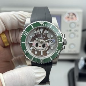 Alternative view of CLEAN➕出品，Rolex&Labubu劳力士Black联名款“拉布布”限量发行字面采用多色油彩表面加上搪瓷使字面更加光亮劳力士 ROLEX -粉色水鬼，40mm搭载一比一超级3135上海一体机芯，整表904L精钢 /搭配ar厂钢带，唯一做到指针夜光/字钉夜光 做到同色 秒针针轴锅盖实心中轴，因为都是第三方工厂加工+自购瑞士 c1+c3夜光粉 ，字钉ip白金电镀 6:陶瓷绿圈采用clean绿圈v4版本 颜色无限接近原装 clean陶瓷类配件 无需赘述 高品质象征 /谨防假clean圈 注意区分温润如玉夜光珠 不死白 采用clean陶瓷圈+夜光珠完美复刻 彻底解决世面上的大部分水鬼痛点，只为极致而生 精致推荐男士机械腕表