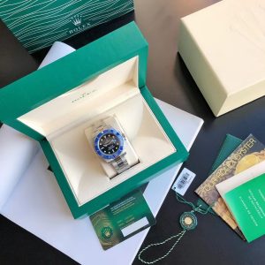 Alternative view of The all-new upgraded Blue Submariner 126619LB-0003 watch arrives in 2021 with a blue dial replica [color]. This upgrade features an official-synchronized blue Submariner steel bracelet, with middle links polished to match the original factory finish—distinguishing it from other colored Submariner models [seductive]. Redefining the quality and value standards of Citizen watches!This Submariner replica pursues ultimate detail and multi-tiered quality control. Specific features include: 1️⃣ Dial: Radiating sunburst finish replicates the original's light-gathering effect. Dial logo and fonts rival the genuine article. Bezel markers feature meticulously rounded edges.Indexes are generously filled with imported luminous powder. Under magnifier inspection, they appear perfectly rounded and full, delivering exceptionally strong and long-lasting nighttime visibility. ⚠️ Luminous indexes remain pristine without any taint or blemish. 2️⃣ Genuine Calendar: Original calendar font—the only replica in its class featuring authentic calendar lettering identical to the genuine article. ⚠️ Compare calendar font details using a magnifier!Blue-coated magnifier: Magnification level and case clearance details are the only ones in its class that perfectly match the genuine article. 3️⃣ Three-code matching:Exclusive across all platforms: ships with authentic accessories—watch, warranty card, and tag—all bearing identical model numbers and serial codes, with no duplicates. 4️⃣ Genuine Bezel: Ceramic bezel with milky-white luminous pearls delivering exceptional nighttime visibility. Both luminous effect and non-luminous color match the original. Bezel markers feature top-tier mercury filling—an industry first in this category.