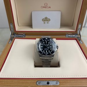 Royal Authentic  Rolex Black King Men's Watch One of Rolex's substantial men's watches, suitable for swimming and diving with luminescent features.