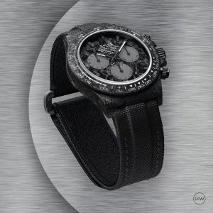 Alternative view of TW Factory ROLEX Cosmograph Daytona Carbon Fiber Custom Edition. This timepiece offers lightweight comfort while maintaining a robust exterior. Each watch features a uniquely patterned carbon fiber material. 【Case】 Dimensions of 40x12.4mm perfectly match the original. TW Factory masterfully crafts the distinctive character of carbon fiber Rolex watches.Exclusively in the market, the entire case, bezel, and caseback are crafted from high-composite carbon fiber and ultra-bright luminous powder. Details undergo hand-finished chamfering and polishing for exceptional texture. 【Bracelet Clasp】The strap features a hand-woven synthetic fiber band, offering breathable comfort and soft texture. 【Movement】Equipped with the latest precise and mature Shanghai 4130 movement, it perfectly delivers powerful functionality—the king of value for money...