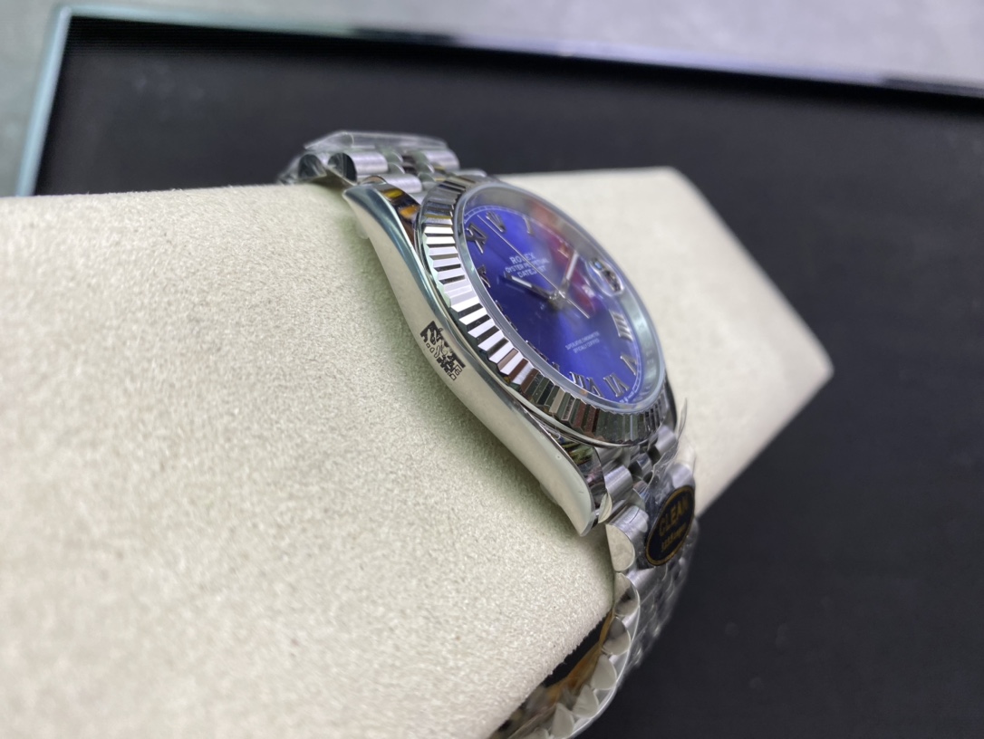 Clean Factory C Factory Rolex Datejust 41mm Series M126334-022 1: Features a 1:1 Super 3235 integrated movement with 72-hour power reserve. No fake movement decoration. Extremely stable movement. 2: Full 904L stainless steel case /paired with AR Factory steel bracelet and IP vacuum-plated platinum bezel / Free replacement if color fades 3: Gray dial color extremely close to genuine 4: Market's only version with authentic calendar font; subsequent 1-31 date font authenticity comparison available 5: Only version achieving matching luminous hands/indexes in matching color—all processed by third-party factories + self-sourced Swiss C1+C3 luminous powder. 6: Indexes/crown logo studs feature full platinum electroplating. Though clean styles are scarce, nearly every piece is a masterpiece. Completely resolves most Datejust pain points—crafted for perfection. Clean-Datejust - Image 6