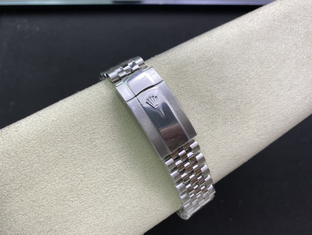 Clean Factory C Factory Rolex Datejust 41mm Series M126334-022 1: Features a 1:1 Super 3235 integrated movement with 72-hour power reserve. No fake movement decoration. Extremely stable movement. 2: Full 904L stainless steel case /paired with AR Factory steel bracelet and IP vacuum-plated platinum bezel / Free replacement if color fades 3: Gray dial color extremely close to genuine 4: Market's only version with authentic calendar font; subsequent 1-31 date font authenticity comparison available 5: Only version achieving matching luminous hands/indexes in matching color—all processed by third-party factories + self-sourced Swiss C1+C3 luminous powder. 6: Indexes/crown logo studs feature full platinum electroplating. Though clean styles are scarce, nearly every piece is a masterpiece. Completely resolves most Datejust pain points—crafted for perfection. Clean-Datejust - Image 9