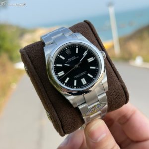 Alternative view of N+ Rolex Oyster Perpetual Series (All Colors & Sizes Available) 41mm/36mm/31mm Beveled edges with sharp corners and studs,Meticulously detailed. Movement: 41mm/36mm models feature the integrated 3230 movement (no calendar gap), while the 31mm model uses the 2232 integrated movement—both without calendar gaps. Dial colors match originals perfectly. Beveled indices meticulously polished. Dial employs industry-leading printing technology. Ultra-dimensional hands identical to originals, flawlessly finished. Choose from 9 authentic-color dials!Top-tier craftsmanship, exceptional quality. Our pursuit of detail is evident to all. The logo on the clasp represents a major breakthrough in craftsmanship. CNC engraved with precise shape and a glossy finish on the inner side.The luminous material uses genuine SL blue phosphorescent powder, which inherently carries its characteristic texture and speckles. Watch enthusiasts familiar with Rolex will recognize this as a signature trait. Look for the latest C Factory timepieces ⌚️