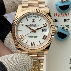 PPM Mods Weighted DD - Ceiling-Level 'Rolex DD Day-Date' PPM's replica redefines the weighted DD version, featuring genuine original molds for strap color, dial color, watch weight, and thickness. The strap incorporates ceramic tubes compatible with authentic models—this is not a compromised replica, but a comprehensive leap in materials and craftsmanship!Rejecting "market-grade" imitations, every gram of weight (precise 209g-212g) and every millimeter of thickness fights for the dignity of the original. Bracelet: Authentic 3mm thickness Weight: Approx. 107g (non-extended) 🈚 Ceramic tube version ±1-2g.Case: Original thickness: 12.3mm (non-thickened) Weight: Original 3255: 102g; Optional 2836: ±1g. Full series total weight: 209g-212g. ⚠️"Excludes diamond-bezel models." Authentic thickness achieved through monolithic forging of high-density aerospace-grade military alloy, hardness rivaling 18K gold!Exclusive vacuum ion-plated gold technology delivers a luster infinitely close to 18K gold's signature warm texture, offering scratch resistance and durability. Precisely replicates every link's shape, thickness, and curvature of the genuine strap. Dial: Features original-grade raised ink, matching the top-tier dial craftsmanship of the factory. Sharp hands, full indices, and uniform luminescence.Movement options: Premium Edition 2836 or 3255 integrated movement (±72-hour power reserve) available for your selection!