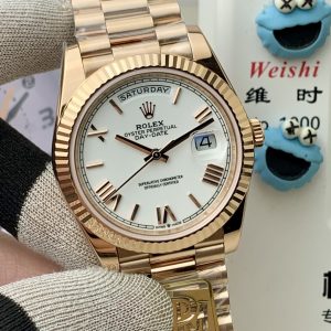 Alternative view of PPM Mods Weighted DD - Ceiling-Level 'Rolex DD Day-Date' PPM's replica redefines the weighted DD version, featuring genuine original molds for strap color, dial color, watch weight, and thickness. The strap incorporates ceramic tubes compatible with authentic models—this is not a compromised replica, but a comprehensive leap in materials and craftsmanship!Rejecting "market-grade" imitations, every gram of weight (precise 209g-212g) and every millimeter of thickness fights for the dignity of the original. Bracelet: Authentic 3mm thickness Weight: Approx. 107g (non-extended) 🈚 Ceramic tube version ±1-2g.Case: Original thickness: 12.3mm (non-thickened) Weight: Original 3255: 102g; Optional 2836: ±1g. Full series total weight: 209g-212g. ⚠️"Excludes diamond-bezel models." Authentic thickness achieved through monolithic forging of high-density aerospace-grade military alloy, hardness rivaling 18K gold!Exclusive vacuum ion-plated gold technology delivers a luster infinitely close to 18K gold's signature warm texture, offering scratch resistance and durability. Precisely replicates every link's shape, thickness, and curvature of the genuine strap. Dial: Features original-grade raised ink, matching the top-tier dial craftsmanship of the factory. Sharp hands, full indices, and uniform luminescence.Movement options: Premium Edition 2836 or 3255 integrated movement (±72-hour power reserve) available for your selection!