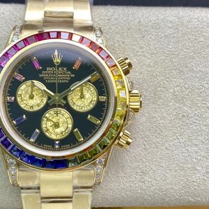 Crafted with utmost dedication to achieve the authentic Rolex Rainbow Daytona effect, this masterpiece was developed through substantial investment and meticulous engineering. Each of the three independent chronograph dials features a unique golden crystal effect, where mesmerizing reflections and vibrant hues showcase the crystal's exquisite structure. Every piece stands as a naturally formed work of art.The golden crystal chronograph subdials create a striking contrast against the black dial, harmonizing with the gemstone hues. Paired with diamond-set hour markers and gold hands, the entire dial radiates a dazzling brilliance, achieving an overwhelming aesthetic appeal that makes it truly irresistible.Rolex's most sought-after Cosmograph Daytona model features a case crafted from imported genuine 904L steel, matching the authentic material specification. The steel bracelet boasts a finely brushed finish, a brighter, whiter luster, and exceptional durability against wear.[Function] The movement retains its powerful chronograph capabilities, now paired with the new 4130 full-function chronograph movement. [Bezel] The new one-piece ceramic bezel is crafted using the same process as the genuine model, featuring deep, rounded engravings. [Details] The hour markers undergo a metal mirror finish with no rough edges, utilizing Swiss-imported high-intensity luminous paint.Hour and minute hands feature grooved-cut black lacquer filling—not ordinary printing—resulting in vastly superior texture. High-transparency sapphire crystal delivers exceptional mirror-like quality. 【Quality】Enhanced stability and oxidation resistance. Fitted with a natural rubber strap molded from the original design, matching the genuine material for noticeably softer, finer texture and superior wrist comfort.