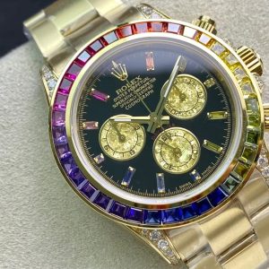 Alternative view of Crafted with utmost dedication to achieve the authentic Rolex Rainbow Daytona effect, this masterpiece was developed through substantial investment and meticulous engineering. Each of the three independent chronograph dials features a unique golden crystal effect, where mesmerizing reflections and vibrant hues showcase the crystal's exquisite structure. Every piece stands as a naturally formed work of art.The golden crystal chronograph subdials create a striking contrast against the black dial, harmonizing with the gemstone hues. Paired with diamond-set hour markers and gold hands, the entire dial radiates a dazzling brilliance, achieving an overwhelming aesthetic appeal that makes it truly irresistible.Rolex's most sought-after Cosmograph Daytona model features a case crafted from imported genuine 904L steel, matching the authentic material specification. The steel bracelet boasts a finely brushed finish, a brighter, whiter luster, and exceptional durability against wear.[Function] The movement retains its powerful chronograph capabilities, now paired with the new 4130 full-function chronograph movement. [Bezel] The new one-piece ceramic bezel is crafted using the same process as the genuine model, featuring deep, rounded engravings. [Details] The hour markers undergo a metal mirror finish with no rough edges, utilizing Swiss-imported high-intensity luminous paint.Hour and minute hands feature grooved-cut black lacquer filling—not ordinary printing—resulting in vastly superior texture. High-transparency sapphire crystal delivers exceptional mirror-like quality. 【Quality】Enhanced stability and oxidation resistance. Fitted with a natural rubber strap molded from the original design, matching the genuine material for noticeably softer, finer texture and superior wrist comfort.