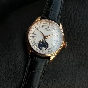 Alternative view of 【ER's Masterpiece • Artisan Heritage V2 Rolex Cellini M50535-0002 Moonphase Watch in 18ct Everose Gold Series】▪️Watch Dimensions: 39×11.8mm. Features an exclusive custom Cal.3195 movement, replicating all original functions. Independent hour hand adjustment and quick-set calendar! Distinct from standard aftermarket movements. ▪️Quick-set button at 8 o'clock for adjusting the moon phase disc, complete with professional hand-setting tool. ▪️Exclusive custom blue hairspring matches the original movement, enhancing timekeeping stability. ▪️Red gold plating technology achieves gold-plated thickness standards while optimizing watch weight. ▪️Features Italian calfskin leather—soft and supple for a comfortable, form-fitting wrist experience. ▪️Re-engineered and optimized genuine meteorite at 6 o'clock position, matching the original! ER Premium Limited Edition—welcome to appreciate!