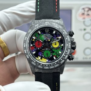 TW Factory ROLEX Cosmograph Daytona Carbon Fiber Custom Edition. This timepiece offers lightweight comfort while maintaining a robust exterior. Each watch features a uniquely patterned carbon fiber material. 【Case】 Dimensions of 40x12.4mm perfectly match the original. TW Factory masterfully crafts the distinctive character of carbon fiber Rolex watches.Exclusively in the market, the entire case, bezel, and caseback are crafted from high-composite carbon fiber and ultra-bright luminous powder. Details undergo hand-finished chamfering and polishing for exceptional texture. 【Bracelet Clasp】The strap features a hand-woven synthetic fiber band, offering breathable comfort and soft texture. 【Movement】Equipped with the latest precise and mature Shanghai-made 4130 movement, it perfectly delivers powerful functionality—the ultimate value for money!!!