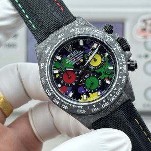 Alternative view of TW Factory ROLEX Cosmograph Daytona Carbon Fiber Custom Edition. This timepiece offers lightweight comfort while maintaining a robust exterior. Each watch features a uniquely patterned carbon fiber material. 【Case】 Dimensions of 40x12.4mm perfectly match the original. TW Factory masterfully crafts the distinctive character of carbon fiber Rolex watches.Exclusively in the market, the entire case, bezel, and caseback are crafted from high-composite carbon fiber and ultra-bright luminous powder. Details undergo hand-finished chamfering and polishing for exceptional texture. 【Bracelet Clasp】The strap features a hand-woven synthetic fiber band, offering breathable comfort and soft texture. 【Movement】Equipped with the latest precise and mature Shanghai-made 4130 movement, it perfectly delivers powerful functionality—the ultimate value for money!!!