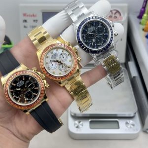 PPM Custom Modification: Rolex Daytona Hidden Edition with CVD Cultured Diamond Limited Release Featuring both Mohs 9 hardness and fluorescence response, bringing you infinitely close to the authentic wearing experience! PPM Modification: Rolex A subtle tweak, infusing new soul. In the river of time, every watch carries unique stories and memories.Yet when timeless design meets modern creativity, when traditional craftsmanship encounters individual expression, a remarkable transformation in watch customization begins. Watch modification transcends mere part replacement or cosmetic enhancement—it is a profound exploration and reinterpretation of horological artistry. It embodies the perfect fusion of tradition and innovation, the passionate collision of mechanical craftsmanship and contemporary aesthetics.Each modification breathes new life into a timepiece, allowing it to radiate a unique brilliance through the passage of time. Our team of modification masters comprises professionals driven by passion and dedication to the art of watchmaking.They master every nuance of watchmaking—from meticulously tuning movements to designing dials, selecting strap materials to customizing bezels—pouring their heart and soul into each detail. With exceptional skill and extensive experience, they transform your dream timepiece into reality, crafting a personal work of art that captures time.The modified timepieces not only boast a refreshed appearance but also achieve a qualitative leap in performance and functionality. We select premium watchmaking materials, such as luxurious carbon fiber and dazzling gemstones, to endow the watches with exceptional texture and durability.Simultaneously, optimized movement upgrades enhance precision and stability, allowing you to savor both fashionable allure and the pinnacle of horological craftsmanship. Whether you seek a classic reinterpretation with vintage charm or a modern innovation showcasing technological sophistication; whether you desire a unique customization reflecting personal taste or a cross-cultural design blending diverse elements—we fulfill every expectation and demand for your watch modification.Transform your timepiece from a generic chronometer into a fashion accessory that radiates your unique style and personality—a statement piece you can wear with confidence in any setting. In this rapidly changing era, join us on an extraordinary journey of watch customization. Let creativity and passion reshape time itself, turning every passing second into a brilliant expression of individuality and taste.