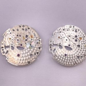 Alternative view of Left: (Authentic) --- Right: (Shanghai 4131) Molded Replica Detailed Comparison of Genuine vs. Replica Images for Rolex's In-House 4131 Multi-Function Chronograph Movement. C Factory's New Daytona 4131 Movement, Daytona Movement Diagram.The 4131 movement is manufactured by Shanghai 4130, featuring 75-hour power reserve. Movement finishing/plating/engraving/assembly are independently completed by Factory C. Therefore, strictly speaking, the Shanghai 4131 movement is a collaborative effort between Shanghai and Clean.Numerous issues present in the previous Shanghai 4130 movement—such as stability concerns, chronograph reset failure, rough finishing, incorrect dimensions, winding feel, and rotor noise—are all perfectly resolved in the 4131.Additionally, Clean has secured exclusive production rights for the Shanghai 4131 movement. Visual comparisons reveal that disassembled genuine 4131 and SH 4131 movements share identical appearance and dimensions, though minor differences exist in specific shock absorber stones.It's crucial to emphasize that the previous Shanghai 4130 movement and this new 4131 belong to entirely different tiers of quality in every detail. A limited number of pre-release samples have already been distributed, receiving excellent feedback from customers. Of course, this 4131 still requires market validation—we ask for your patience, and we promise it will deliver a pleasant surprise. The engraving shown in the images is a preliminary version; the mass-produced version will be much closer to the final design. Overall, the level of authenticity is exceptionally high.