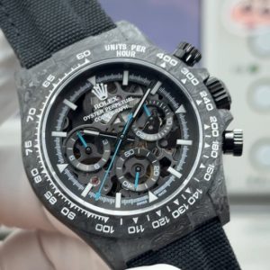TW Factory ROLEX Cosmograph Daytona Carbon Fiber Custom Edition. This timepiece offers lightweight comfort with a rugged exterior, featuring a unique carbon fiber pattern on every case. 【Case】Dimensions 40x12.4mm perfectly match the original. TW Factory masterfully crafts the distinctive allure of carbon fiber Rolex.Exclusively in the market, the entire case, bezel, and caseback are crafted from high-composite carbon fiber and ultra-bright luminous powder. Details are meticulously hand-finished with chamfered and polished edges, delivering exceptional texture. 【Bracelet Clasp】The strap features a hand-woven synthetic fiber band, offering breathable comfort and a soft texture. 【Movement】Equipped with the latest precise and mature 4802 movement, it perfectly achieves powerful functionality—the ultimate value for money!!!