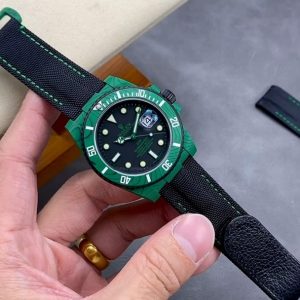 VS Rolex Custom New Model: Green Devil Submariner 1. Compatible with genuine 3135 movement—the ultimate upgrade for authentic modifications. 2. Authentic colored carbon fiber case with stunning, eye-catching hues. Carbon fiber offers unmatched durability against scratches and wear, plus water resistance and color retention—far surpassing steel PVD finishes.3. Ultra-lightweight at just 62 grams—that's about the weight of an egg. Exceptional wearing comfort. 4. Bezel and crown feature imported super-luminescent coating for intense brightness and long-lasting glow. A true standout in the dark.