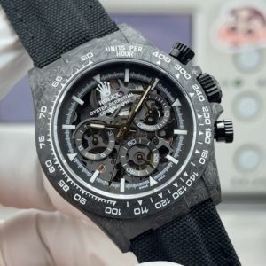 TW Factory ROLEX Cosmograph Daytona Carbon Fiber Custom Edition. This timepiece offers lightweight comfort while maintaining a robust exterior. Each watch features a uniquely patterned carbon fiber material. 【Case】 Dimensions of 40x12.4mm perfectly match the genuine model. TW Factory masterfully crafts the distinctive character of carbon fiber Rolex watches.Exclusively in the market, the entire case, bezel, and caseback are crafted from high-composite carbon fiber and ultra-bright luminous powder. Details undergo hand-finished chamfering and polishing for exceptional texture. 【Bracelet Clasp】The strap features a hand-woven synthetic fiber band, offering breathable comfort and soft texture. 【Movement】Equipped with the latest precise and mature 4802 movement, it perfectly delivers powerful functionality—the ultimate value for money!!!